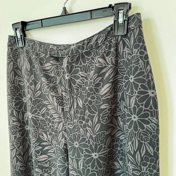 Tommy Bahama Women's Black Gray Floral 100% Silk Cropped Pants 6 - Picture 2 of 11